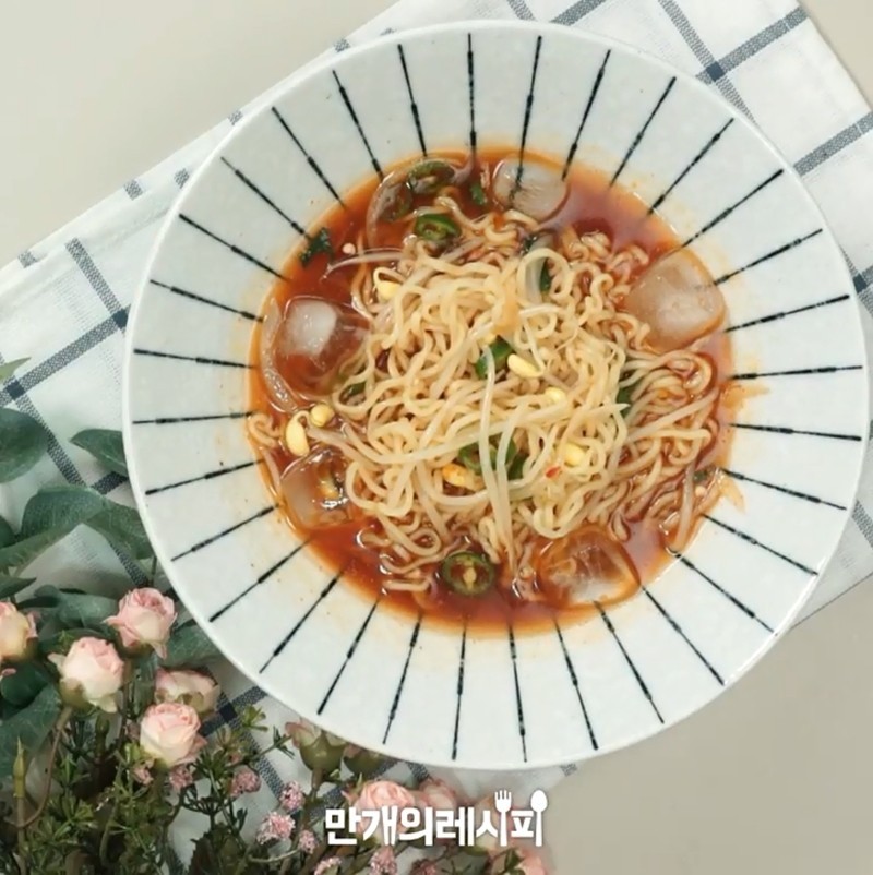 젓가락이 멈추질 않는 냉라면!