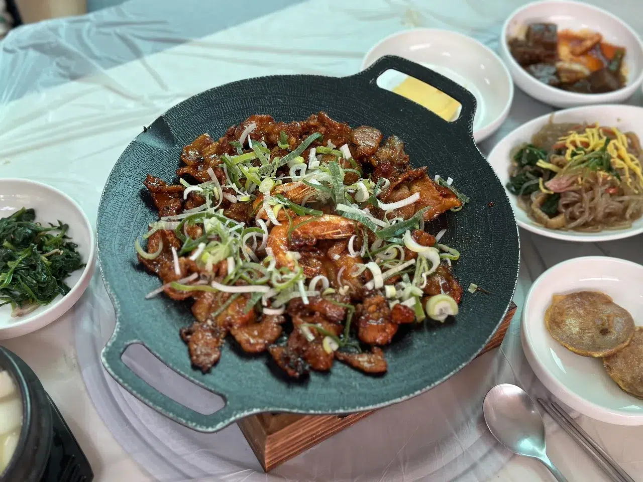 정갈한 상차림과 불향가득 연탄구이, 통영 왕창이 식당