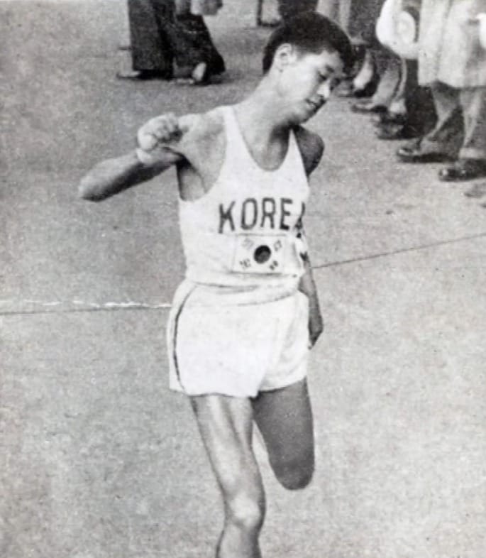 결승선을 통과하는 함기용