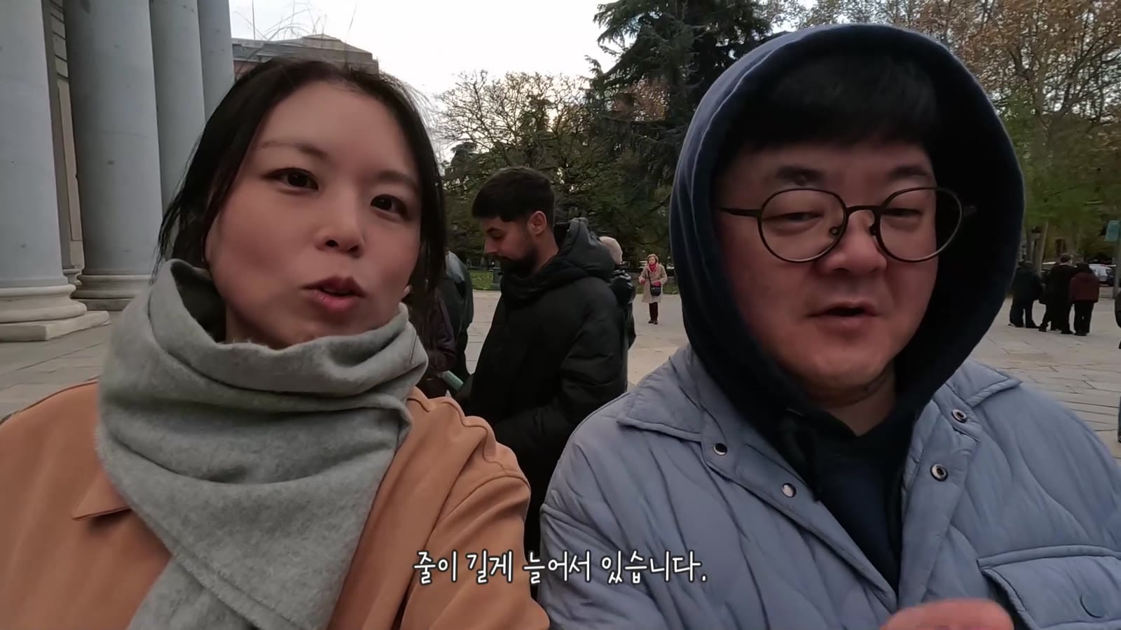줄이 길게 늘어서 있습니다