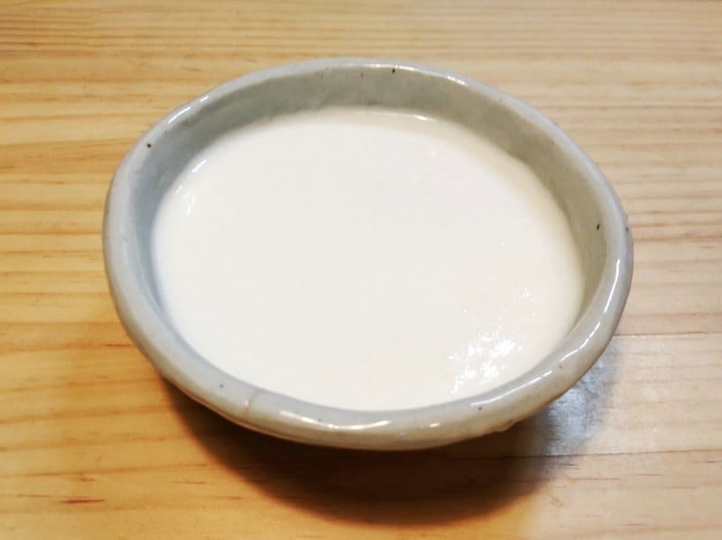 도자기 그릇에 담긴 완성된 타락죽