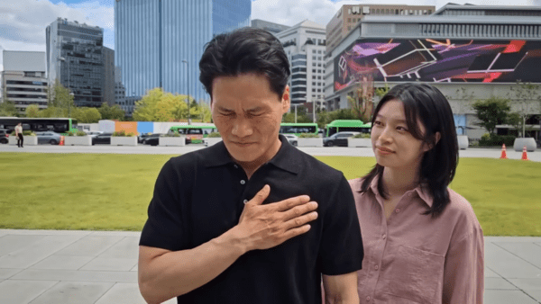 윤봉길 의사가 미래한국에 와서 깊은 감동을 하는 모습, 유튜브 백문이 지아지아