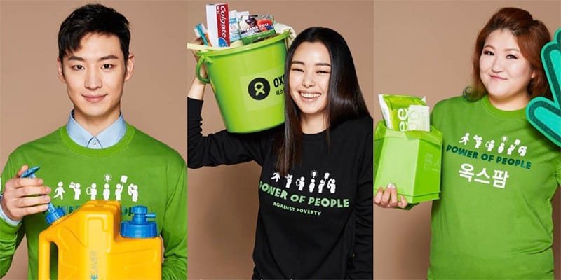 이들이 들고 있는 물품은 누구를 위한 것일까요?
