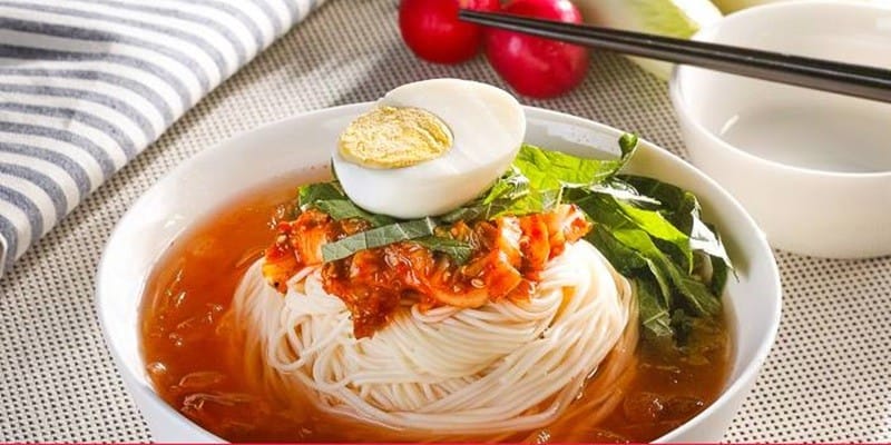 입맛 없을 땐 후루룩 김치말이 소면