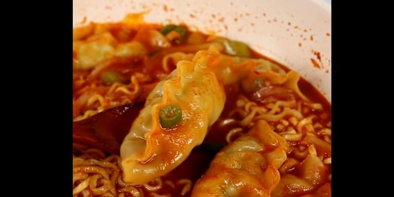 화끈하게 매운 '불닭만두볶이' 레시피