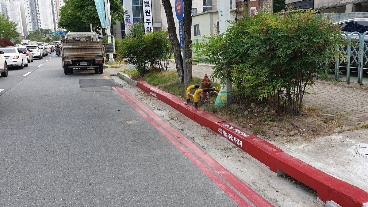 갑자기 나타난 도로 위의 빨간 선의 정체는?