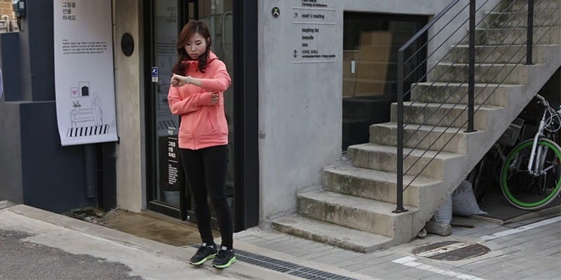 친구 기다리며 계단에서 운동하기