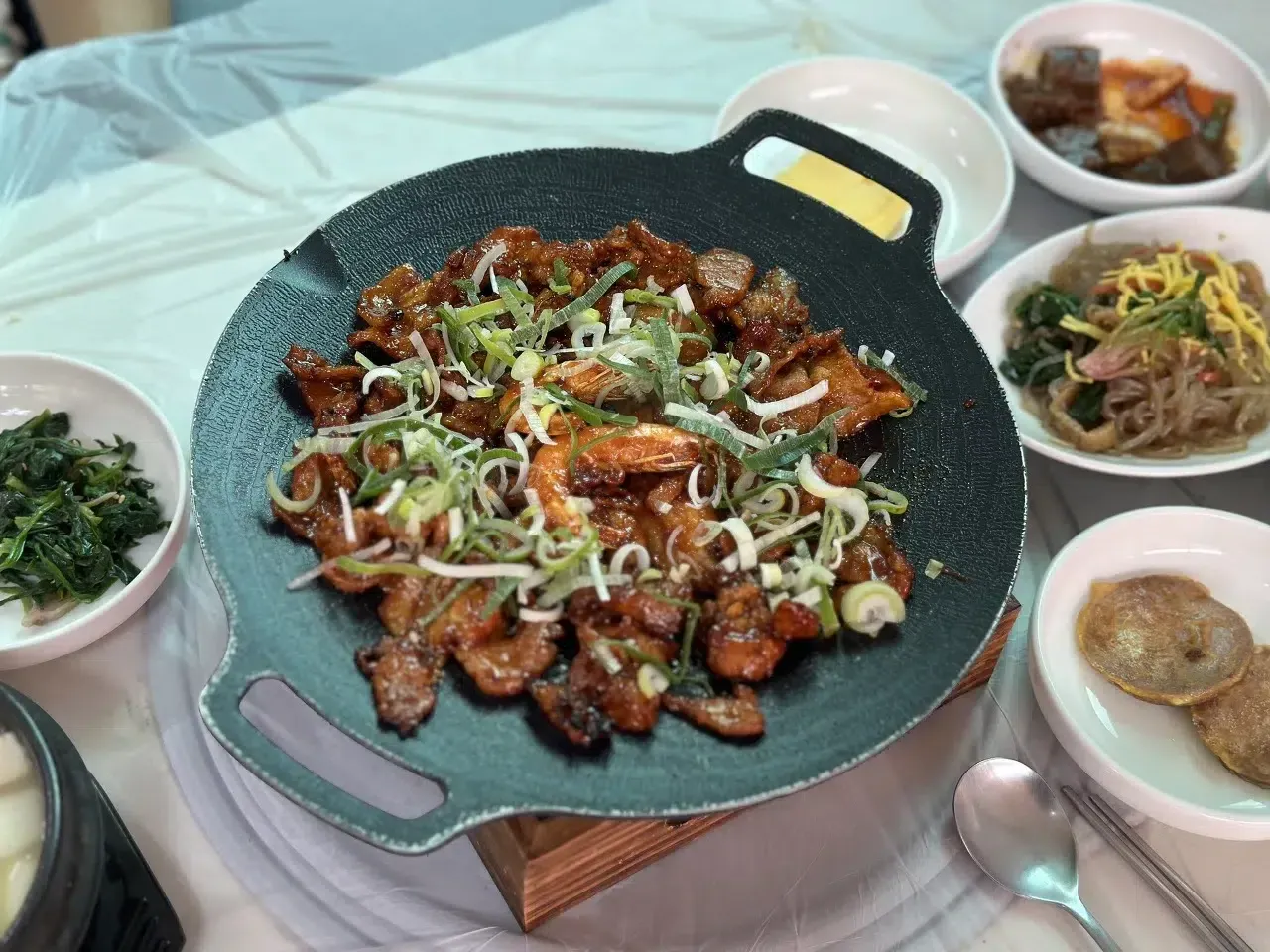 정갈한 상차림과 불향가득 연탄구이, 통영 왕창이 식당