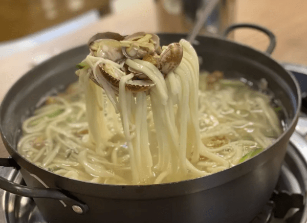 해물 육수 진하게 우러난 유복해물칼국수