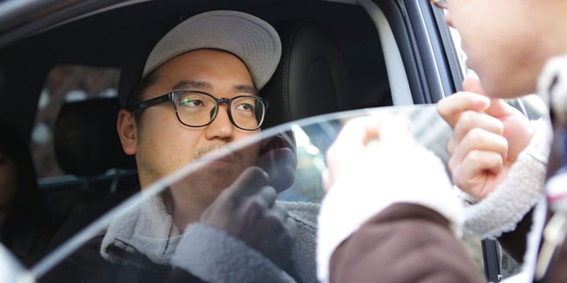 자동차 창문 거울로 쓰는데 안에 사람이 있을 때 대처법 글 대표 이미지