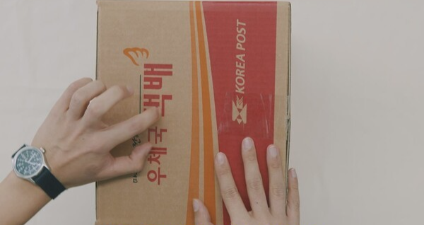 가위나 칼 없이도 택배 박스 테이프 쉽게 뜯는 법 글 대표 이미지