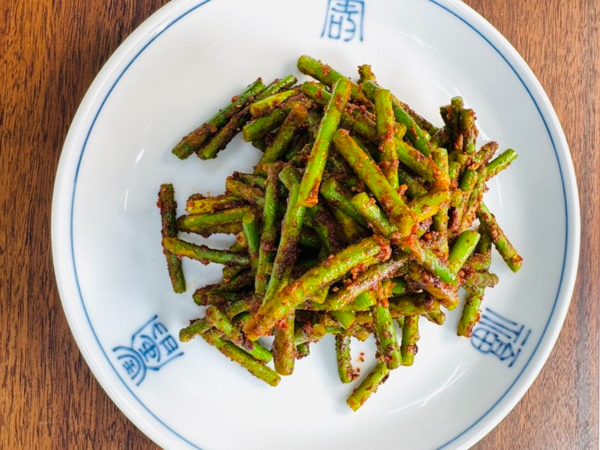 외할머니 솜씨 그대로... 마늘쫑 무침 날콩가루찜 레시피 글 대표 이미지