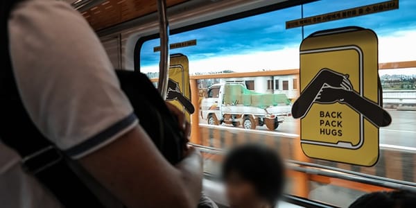 배려하는 사회 만들기! '백팩 허그' 캠페인