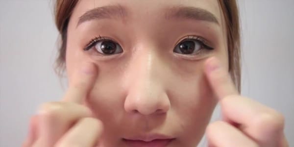 칙칙한 눈 밑 다크서클과 주름 커버 Tip