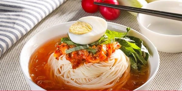 입맛 없을 땐 후루룩 김치말이 소면