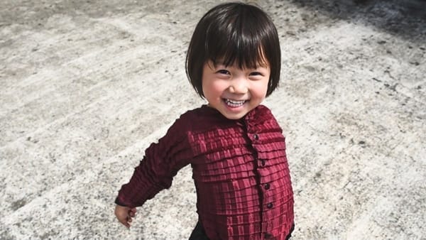 아이가 자라는 대로 함께 늘어나는 신기한 아동복
