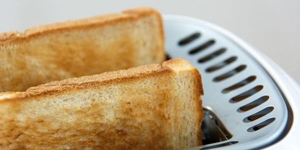 식빵과 감자칩 중 더 짠 음식은?
