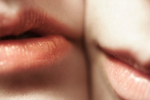입술을 촉촉하고 부드럽게 만드는 홈케어 팁