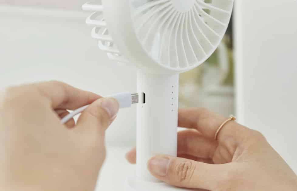 팔아프게 부채질? 올여름엔 휴대용 선풍기로 시원하게