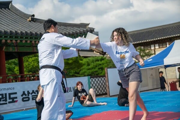 격파 소리에 전 세계가 홀렸다… ‘2026 서울시 태권도공연’ 남산골서 화려한 서막